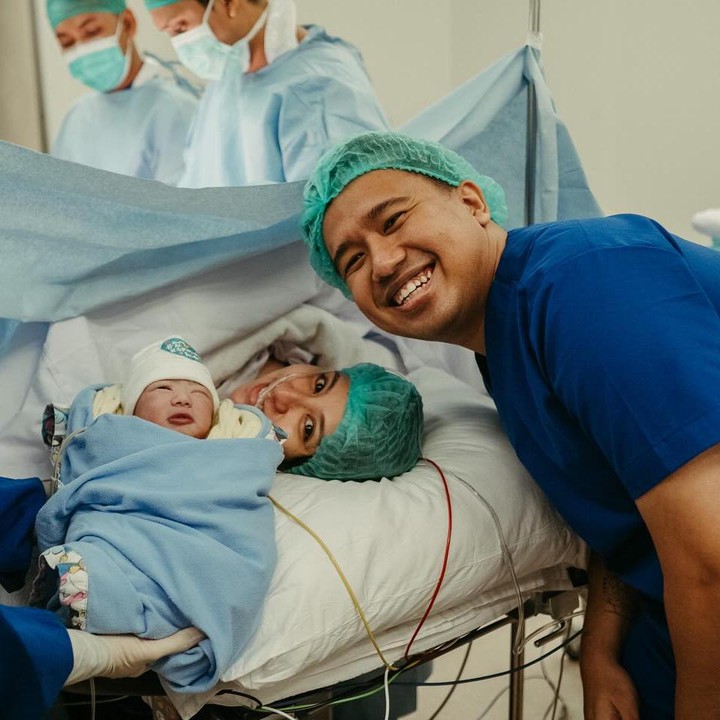 <p>Aktris dan istri aktor Joshua Suherman, Clairine Clay, mendapatkan kebahagiaan luar biasa karena dikaruniai anak pertama pada 22 Juli 2024. Clay melahirkan anak laki-laki yang diberi nama Elio B. Suherman. Kelahiran anak pertama ini begitu dinanti Clay dan Joshua yang resmi menikah pada 22 Desember 2021. (Foto: by @arlaproductions @edo_tandani from Instagram @clairineclay @jojosuherman)</p>