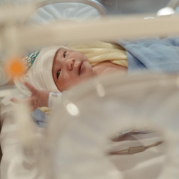 <p>Kabar tersebut dibagikan oleh Joshua dan Clairine Clay pada Senin (22/7/2024). Keduanya membagikan potret anak pertama mereka ke laman media sosial. (Foto: by @arlaproductions @edo_tandani from Instagram @clairineclay @jojosuherman)</p>
