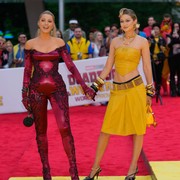 Blake Lively dan Gigi Hadid Kompak di Karpet Merah, Pakai Kostum Deadpool dan Wolverine