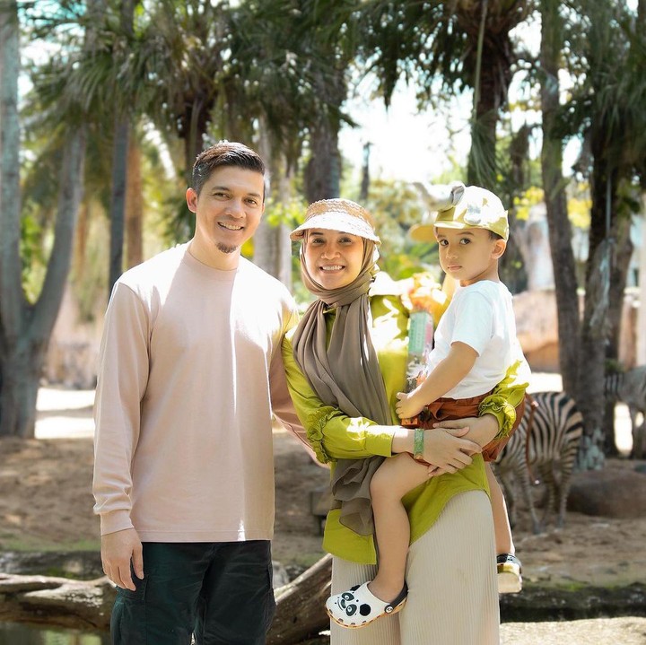 <p>Pasangan Zaskia Sungkar dan Irwansyah membatasi pemberian gadget pada sang putra, Ukkasya. <em>Gadget</em> hanya diberikan kala libur sekolah, yakni di hari Sabtu dan Minggu. "Pasti dibatasi (penggunaan <em>gadget</em>-nya). Cuman aku bukannya yang enggak <em>gadget</em> sama sekali, ya. Ukkasya ada waktu nontonnya, tappi terbatas banget. Abinya cuman ngasih Sabtu dan Minggu saja pas dia enggak sekolah," ujarnya melansir kanal <em>YouTube insertlive</em>. (Foto: Instagram: @zaskiasungkar15)</p>