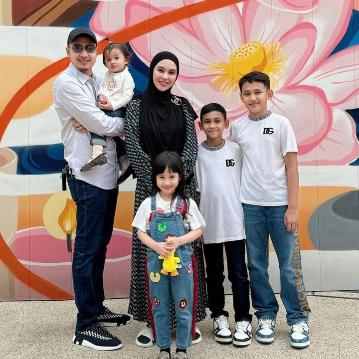 <p>Gaya parenting Kartika Putri dan sang suami, Habib Usman, sangat memperketat penggunaan gadget, Bunda. Anak-anaknya hanya diperbolehkan memegang ponsel jika ingin melihat sesuatu yang bertujuan untuk edukasi. Bahkan, putri sambung Kartika yang bernama Ipeh, baru mendapatkan ponsel ketika melanjutkan studi di Yaman.  "Kalau Ipeh itu dia baru megang <em>handphone</em> pas dia berangkat ke Yaman. Dia pegang <em>handphone</em> yang android-nya itu cuma enam minggu sekali dan megang <em>handphone</em> yang biasa itu yang jadul seminggu sekali karena peraturan di sana," jelas Habib dilihat dari kanal <em>YouTube TRANS7 OFFICIAL</em>. (Foto: Instagram: @kartikaputriworld)</p>