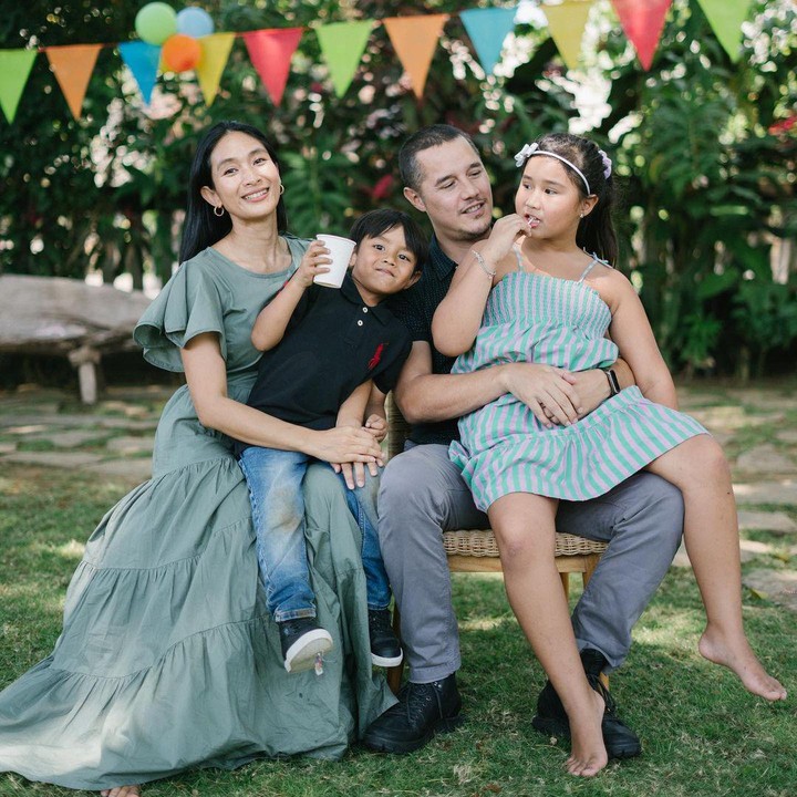 <p>Happy Salma mengaku kedua anaknya, Tjokorda Sri Kinandari Kerthyasa dan Tjokorda Ngurah Rayidaru Kerthyasa, lebih suka mengeksplorasi alam daripada bermain gadget. Meski begitu, Happy Salma tetap membatasi waktu anak-anaknya dan memutuskan untuk memindahkan kedua anaknya ke sekolah yang tidak mengenal sistem belajar <em>online</em>. "Karena saya sebisa mungkin anak-anak tidak dengan layar. Jadi saya pindahkan anak saya ke sekolah negeri yang memang tidak memakai <em>online</em>, enggak pake <em>handphone</em> gitu, untungnya masih kelas satu," katanya kala diwawancara pada tahun 2022. (Foto: Instagram: @happysalma)</p>