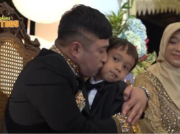 img-title Tak Bisa Dibeli dengan Uang, Ini Kado Sederhana yang Diinginkan Anak Irfan Hakim