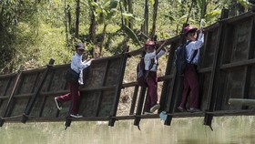FOTO: Bocah Sukabumi Bergelantungan di Jembatan Rusak Demi Sekolah