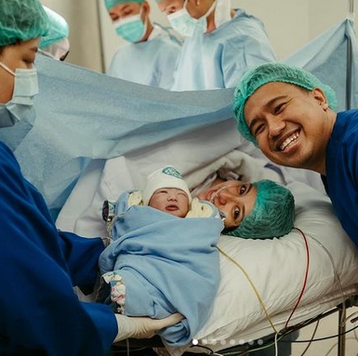 <p>Artis cilik Joshua Suherman menikah dengan Clairine Clay pada tahun 2021, Bunda. Joshu pun baru saja menjadi seorang Ayah dengan kelahiran putra pertamanya, Elio B. Suherman, pada 22 Juli 2024. Gemas banget, ya! "Salah satu hari paling bahagia," kata Joshua dengan emotikon hati berwarna hijau. (Foto: Instagram @joshuasuherman)</p>