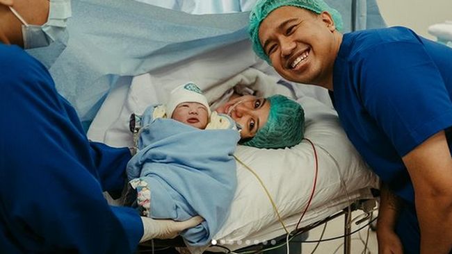 7 Potret Ekspresi Ayah Seleb Saat Anak Pertama Lahir, Nangis Haru hingga Senyum Lebar