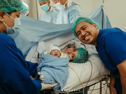 7 Potret Ekspresi Ayah Seleb Saat Anak Pertama Lahir, Nangis Haru hingga Senyum Lebar