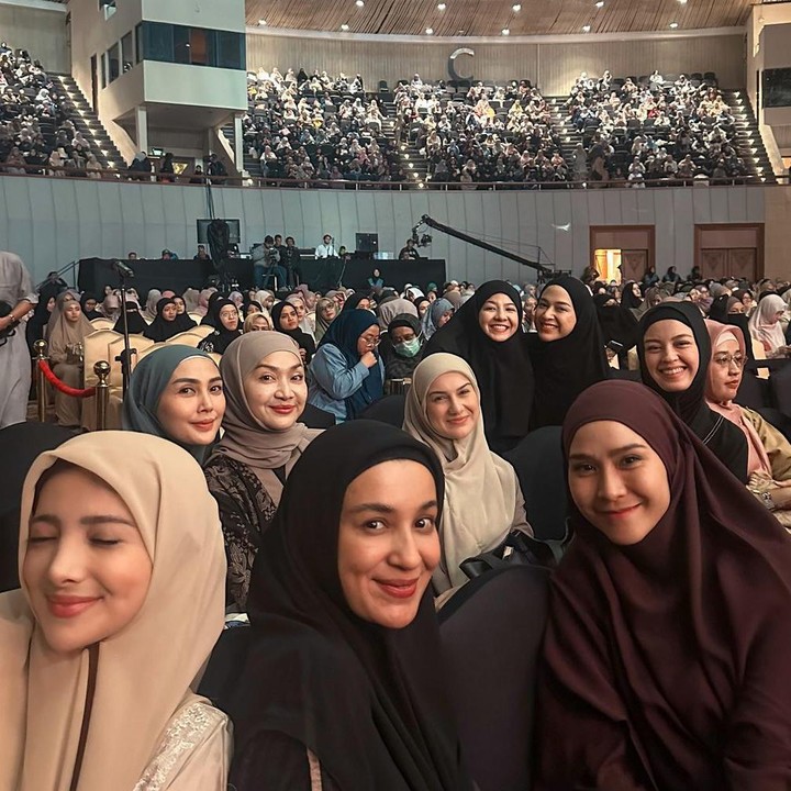 <p>Kimberly juga terlihat menghadiri acara kajian tersebut bersama sahabat-sahabat artisnya mulai dari Shireen Sungkar, Zaskia Adya Mecca, Nina Zatulini, hingga Irish Bella. (Foto: Instagram@kimberlyryder)</p>