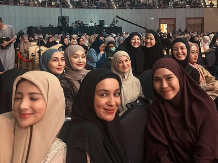 Adem, Intip 5 Potret Kimberly Ryder Ikuti Kajian Bersama Para Bunda Seleb