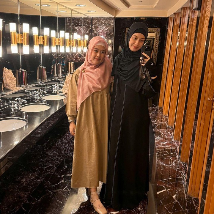 <p>Kimberly terlihat memesona mengenakan gamis dan hijab berwarna hitam. Kolom komentar postingannya itu pun langsung dibanjiri pujian dari netizen. <em>"MasyaAllah</em> cantik banget mama Kim," tulis akun <em>@jih****. "MasyaAllah</em> dari dulu cantik pakai hijab makin cantik," tulis akun <em>@mia_suwai****.</em> (Foto: Instagram@kimberlyryder)</p>