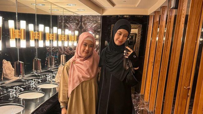 Belajar Pakai Hijab, Kimberly Ryder: Lebih Panas di Sini atau Neraka? Itu Mindset-nya