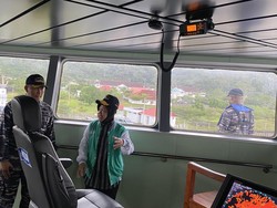Momen Risma Naiki KRI Teluk Weda untuk Salurkan Bansos ke Kepulauan Kei