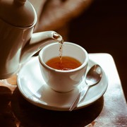 Kebiasaan Minum Teh Setelah Makan Ternyata Bisa Picu Penyakit, Ini Penjelasan dan Aturan Terbaiknya!