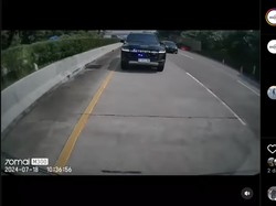 Ada Mobil Pribadi Berstrobo Tot Tot Wiu Wiu, Kasih Jalan Nggak?