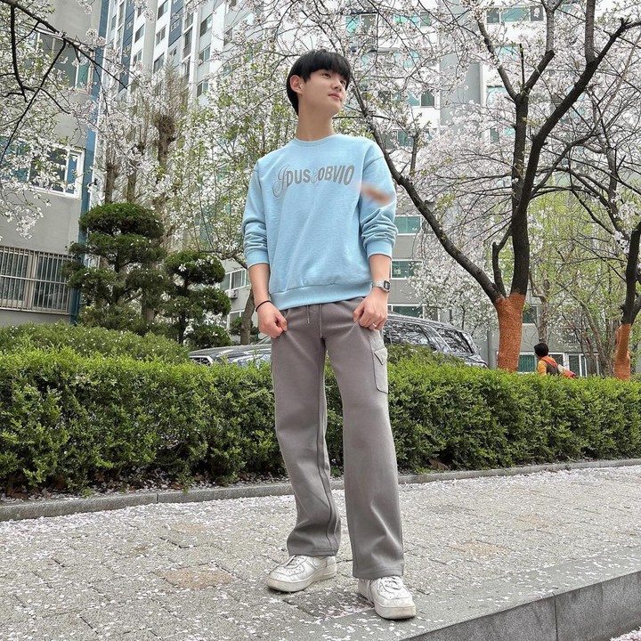 <p>Penampilan Park Geon Roung yang sudah dewasa sukses bikin netizen heboh. "Ohh jadi ini cowok yang <em>dance Baby Shark</em>," komentar akun @yellove.****. "Udah ebsar aja<em> Baby Shark</em> gue!" ucap @sintia******* (Foto: Instagram @geonroung)</p>