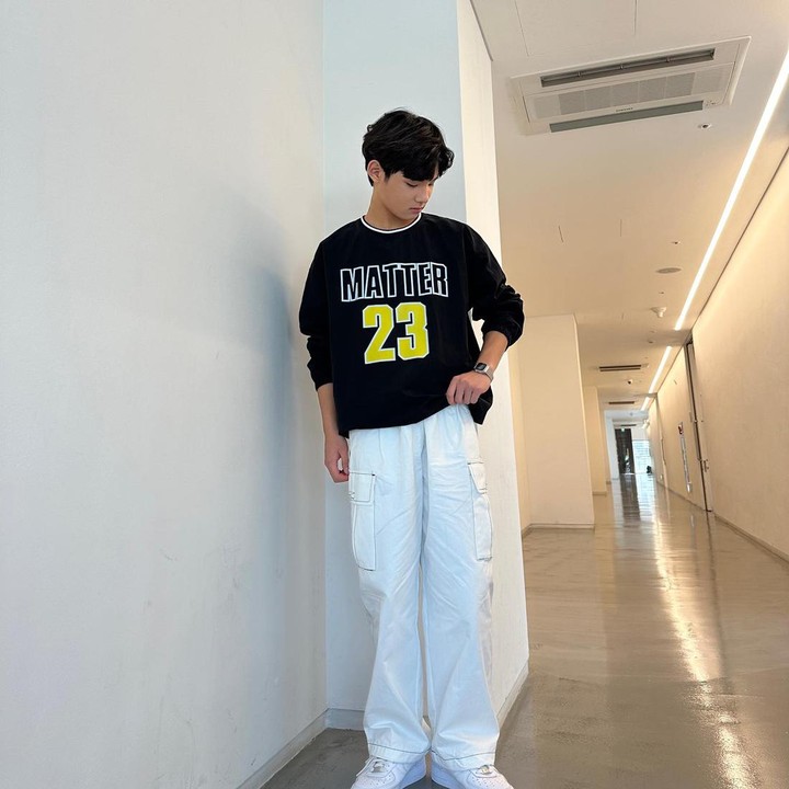 <p>Park Geon Roung saat ini juga sudah bisa tampil kece dengan bergaya menamplikan potret OOTD-lho, Bunda. (Foto: Instagram @geonroung)</p>