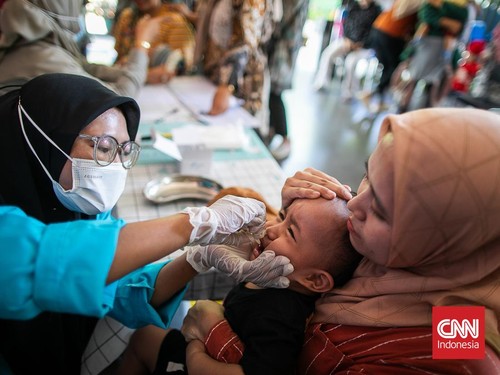 Kekhawatiran adanya efek samping imunisasi polio tetes menjadi kekhawatiran banyak orang tua. Namun komplikasi serius sangat jarang terjadi.