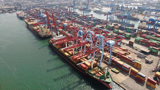 Pada semester I/2024, arus peti kemas SPTP bertumbuh 6 persen sebanyak 5,84 teus, dibandingkan pada 2023 yang sebanyak 5,51 juta teus.