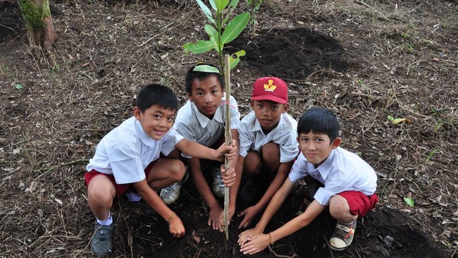 PT Pertamina mengajak anak-anak termasuk putra-putri Perwira (anak pekerja di lingkungan Pertamina Group) meningkatkan kesadaran pentingnya upaya keberlanjutan.