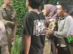 Satpol PP Bersitegang dengan PKL Saat Penertiban di Taman Bungkul