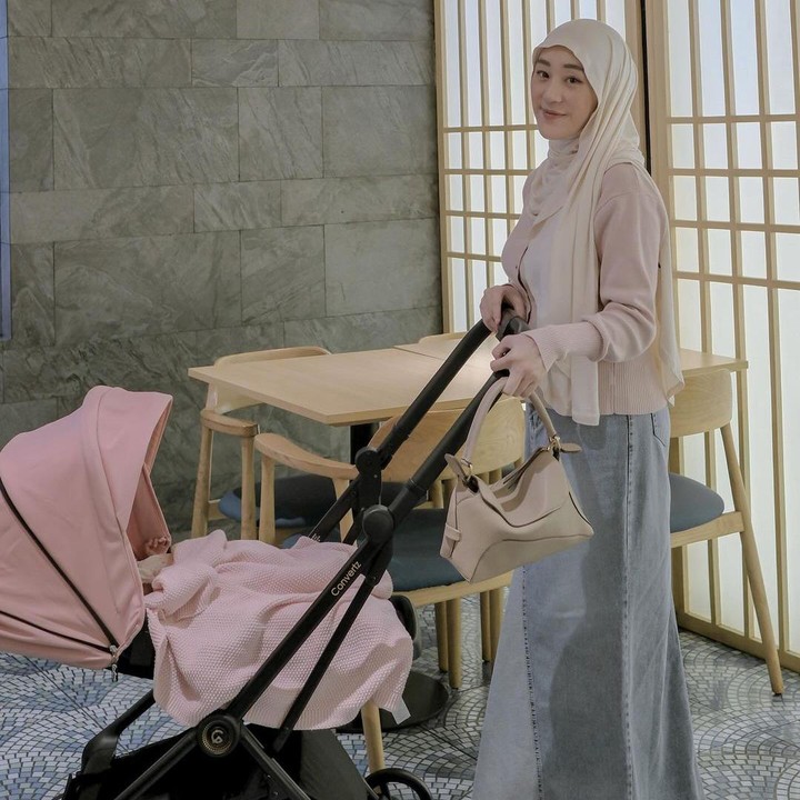 <p>Ketika mengasuh Si Kecil, Larissa tetap terlihat fashionable dan stylist. Ia kerap memadukan pashmina dengan sweater maupun rok panjang yang cantik. (Foto: Instagram: @larissachou)</p>
