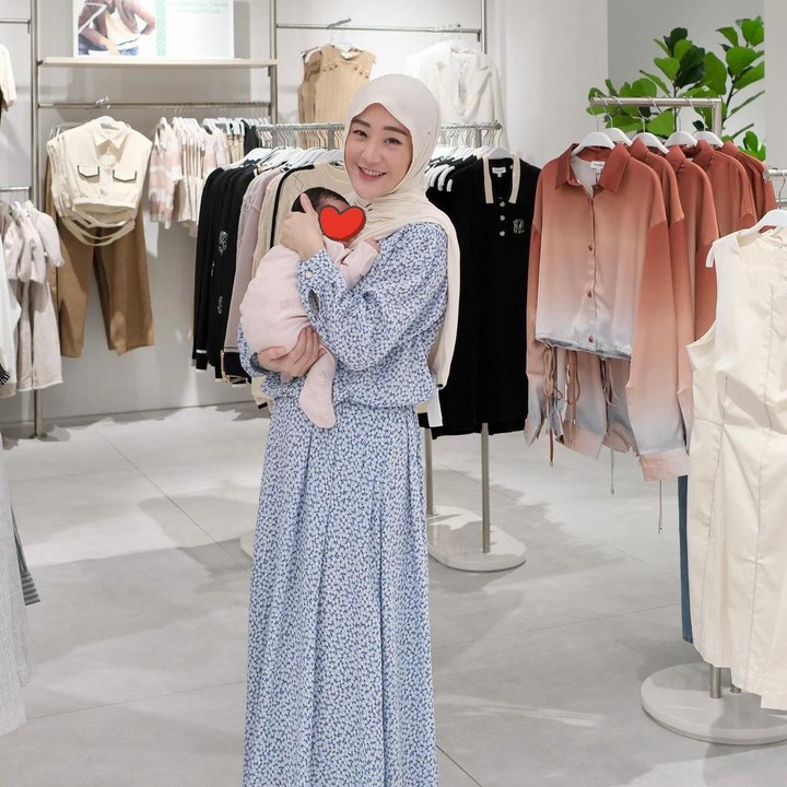 <p>Setelah melahirkan, penampilan Larissa semakin mencuri perhatian nih, Bunda. Selain gayanya yang lebih chic dana wet muda, wajahnya juga dipuji semakin glowing dan berseri. (Foto: Instagram: @larissachou)</p>