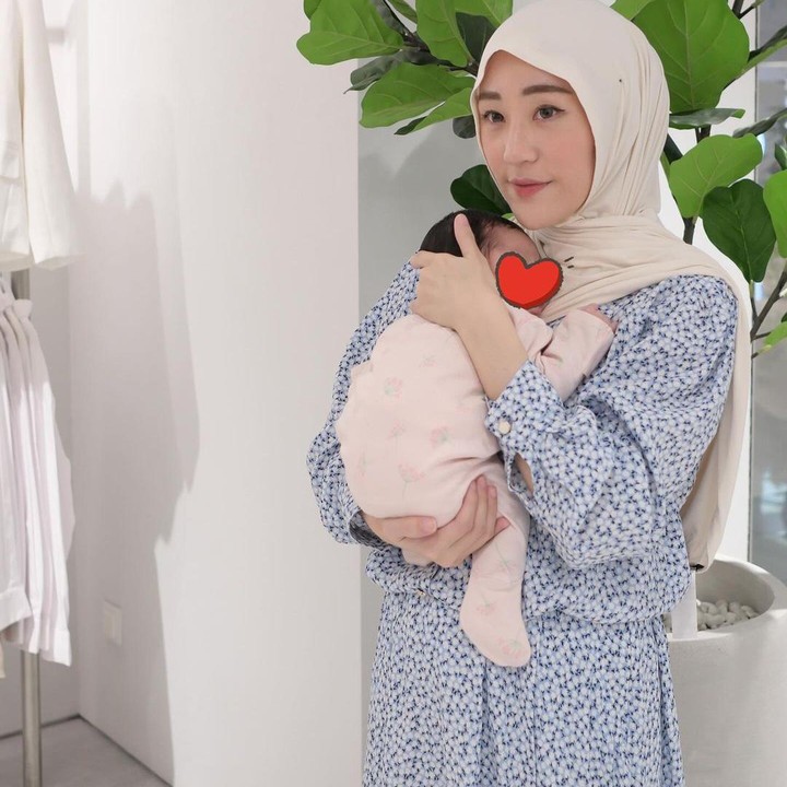 <p>"<em>MasyaAllah</em> busui cantik banget tetap <em>body goals</em>. Sehat-sehat selalu Ci dan keluarga," ungkap seorang netizen. "Abis lahiran cantiknya nambah," papar netizen lainnya dengan emotikon hati. (Foto: Instagram: @larissachou)</p>