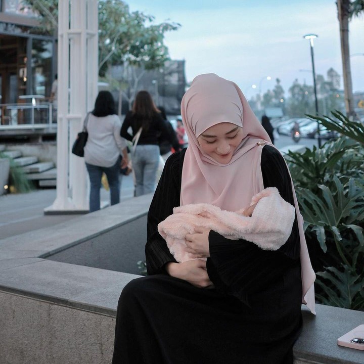 <p>Larissa Chou baru saja melahirkan anak keduanya pada 23 Juni 2024, Bunda. Bayi berjenis kelamin perempuan ini pun diberi nama Alesha Alifa Habatillah Rosadi. (Foto: Instagram: @larissachou)</p>