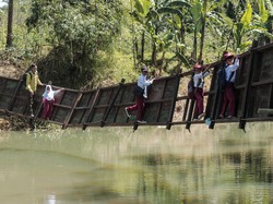 Menantang Maut di Jembatan Miring Sukabumi