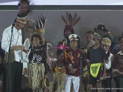 Hadiri Peringatan Hari Anak Nasional di Papua, Jokowi Bagi-bagi Hadiah