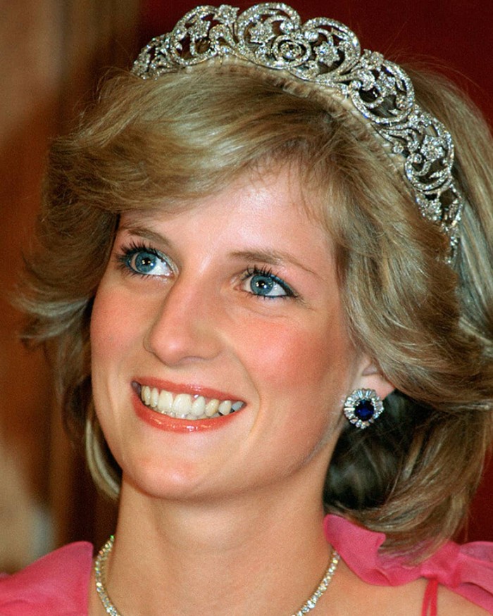 Warna Lipstik Favorit Ratu Elizabeth hingga Kate Middleton