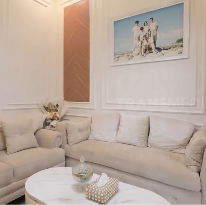<p>Kediaman Fadli Akhmad dan sang istri, Nur Ayu Chesty Maharani didominasi dengan warna lembut seperti putih dan <em>beige</em> yang bernuansa hangat. (Foto: YouTube TRANS7 OFFICIAL)</p>
