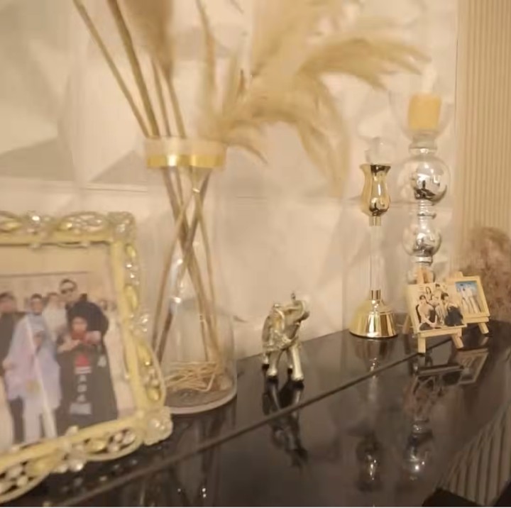 <p>Fadli Akhmad menghiasi rumahnya dengan beberapa dekorasi estetik dengan gaya <em>rustic,</em> Bunda. Dekorasi ini terlihat senada dengan warna rumahnya, ya? (Foto: YouTube TRANS7 OFFICIAL)</p>