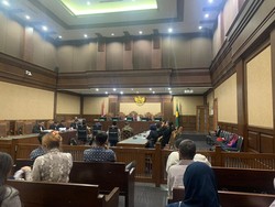 Kuasa Hukum Minta Hakim Bebaskan DD & YM dari Kasus Korupsi Tol MBZ