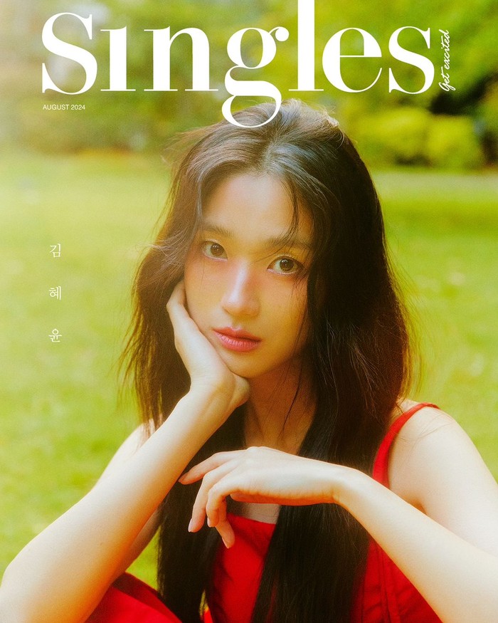 Singles Korea merepresentasikan awal bulan Agustus dengan Kim Hye Yoon yang menikmati keindahan padang rumput menyegarkan beserta penampilan memesona sang aktris dalam balutan gaun merah untuk sampul edisi terbaru./ Foto: instagram.com/singlesmagazine