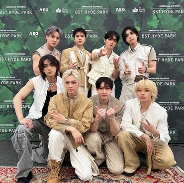 Lirik Lagu Walkin on Water - Stray Kids