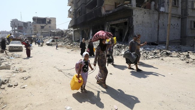 Pasukan militer Israel memaksa warga Palestina pergi dari wilayah selatan Khan Younis di Jalur Gaza di tengah agresi yang masih berlanjut.