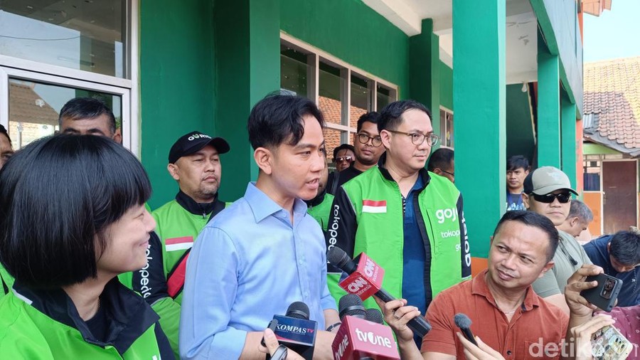 Wakil Presiden terpilih, Gibran Rakabuming Raka, mengecek uji coba makan bergizi gratis di 2 SD di Bogor. Dia mengatakan seporsi makan harganya Rp 14.900. (Rizky AM/detikcom)