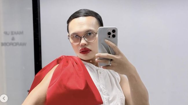 Wanda Hara jadi perbincangan usai kehadirannya di kajian Hanan Attaki dengan memakai cadar viral di media sosial. Berikut profil fashion stylist Wanda Hara.