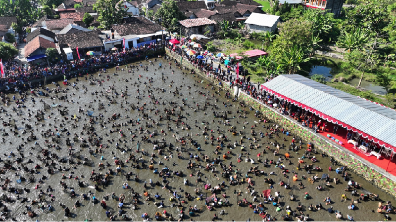 Pemerintah Kabupaten (Pemkab) Klaten menggelar Festival Memet Ikan yang diikuti ribuan warga di Desa Gemblegan, Kecamatan Kalikotes pada Minggu (21/7).