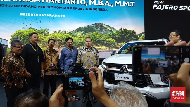 Menko Airlangga Hartarto mengunjungi GIIAS pada Rabu (24/7) dan mengunjungi banyak booth merek peserta.