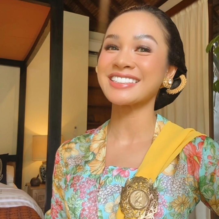 <p>Andien Aisyah turut mengenakan kebaya pada momen spesial ini. Ia juga merias rambutnya dengan gaya sanggul dan memakai aksesori anting, bros, dan kipas. "Setuju nggak sih kalau kebaya itu lebih dari sekadar pakaian? Kebaya adalah suara perempuan Indonesia yang beragam; kuat, cantik, dan kokoh di segala masa," ujar Andien dalam videonya. (Foto: Instagram @andienaisyah)</p>