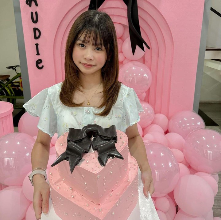 <p>Putri sulung komedian Wendy Cagur, Audie Oryza Sativa, baru saja berulang tahun ke-13. Audie lahir pada 23 Juli 2011, Bunda. (Foto: Instagram @audiekaukiaiko)</p>