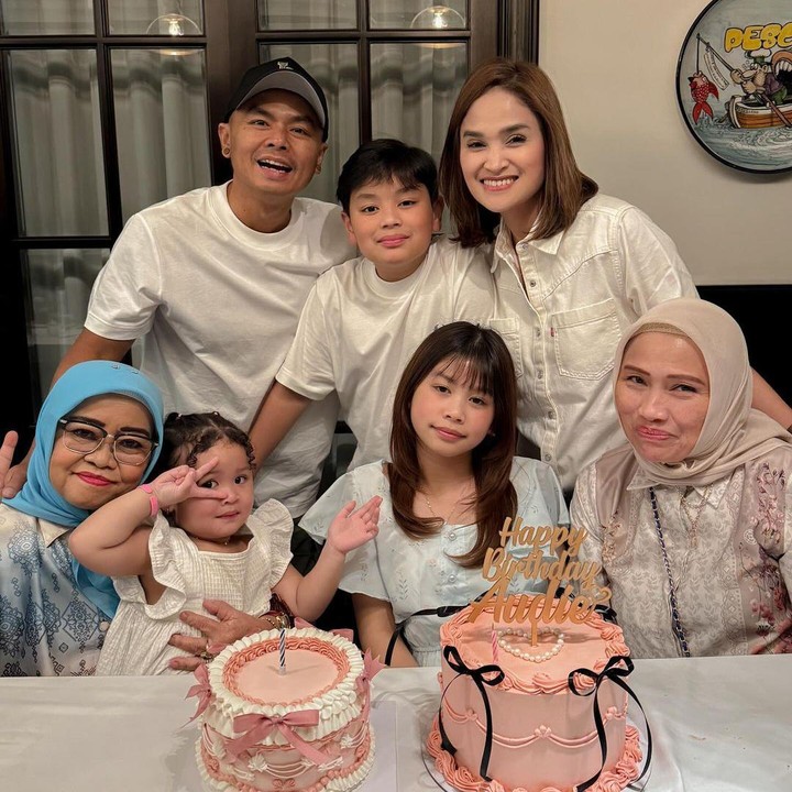 <p>Dalam perayaan ulang tahun Audie, Wendy dan keluarganya kompak mengenakan pakaian bernuansa putih. Audie juga mengenakan dress putih yang membuat penampilannya manis dan anggun. (Foto: Instagram @audiekaukiaiko)</p>