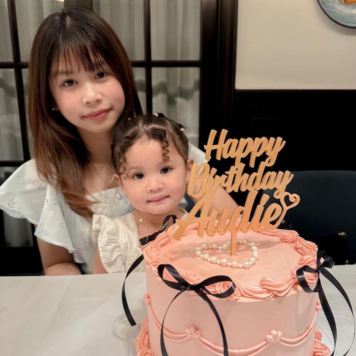 <p>Wendy dan Revti Ayu membagikan momen perayaan ulang tahun Audie ini di Instagram. Dalam satu foto, tampak Audie berpose bersama adik bungsunya, Aiko, yang baru saja merayakan ulang tahun ke-3. (Foto: Instagram @audiekaukiaiko)</p>