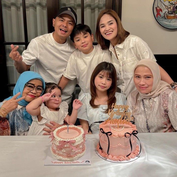 <p>Di hari ulang tahun Audie, Wendy dan sang istri Revti Ayu mengadakan pesta sederhana. Pesta ini dihadiri oleh kelluarga dan kerabat dekat. (Foto: Instagram @audiekaukiaiko)</p>