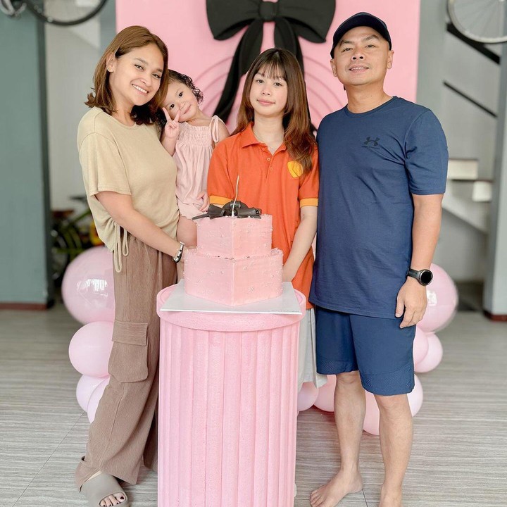 <p>Melalui akun Instagram miliknya, Wendy secara khusus menuliskan ucapan selama ulang tahun untuk sang putri. Ayah tiga anak ini mengaku bangga dengan semua pencapaian yang telah diraih putri sulungnya itu, Bunda. "Untuk Putri Pertama Cantikku, Selamat Ulang Tahun Ke-13 Tahun! Semua Doa Terbaik Ayah Bunda Untuk Kakak Audie.<br />Terimakasih Kakak sudah menjadi Inspirasi Bunda. Ayah Bunda selalu bangga sama Kakak Audie untuk pencapaian Kakak, kebaikan Kakak dan keanggunan Kakak.<em> Love You</em> Sayang," tulisnya. (Foto: Instagram @audiekaukiaiko)</p>