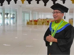 Biksu Asal Kamboja Tamatkan Kuliah S2 di Unesa, Akui Ingin Sampai S3