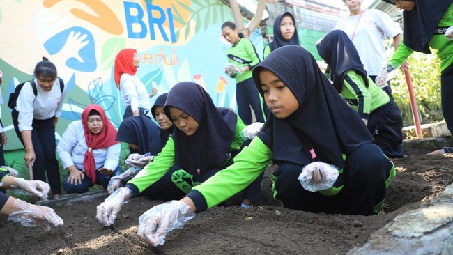 Memperingati Hari Anak Nasional, BRI menggelar Belajar Cerdas dan Unik Lewat Hidroponik yang mengajak siswa SDN Karangrejek 02 beredukasi wisata hidroponik.