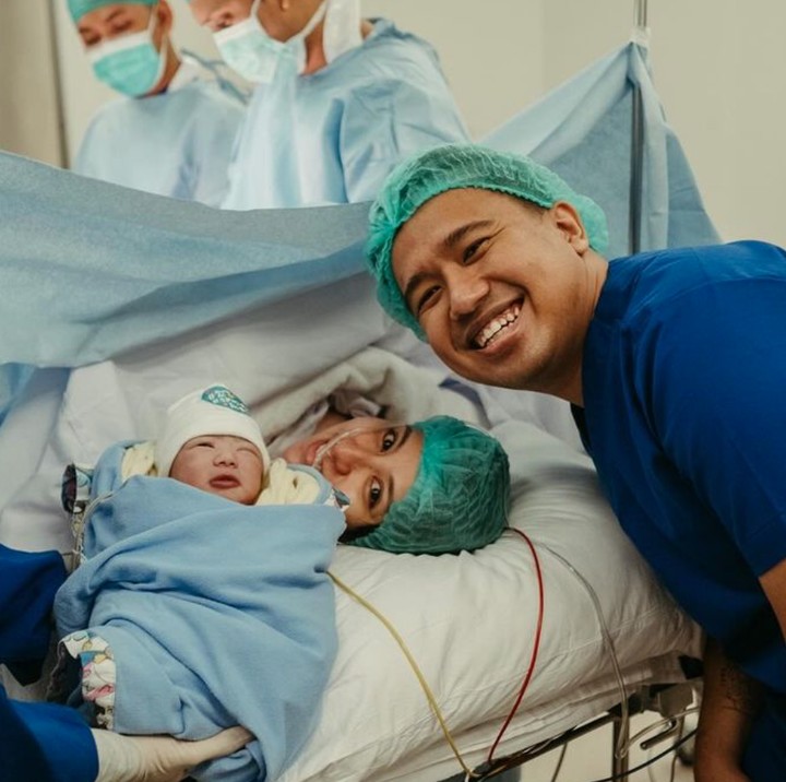 <p>Pasangan artis Clairine Clay dan Joshua Suherman juga dikaruniai anak pertama di tahuun 2024. Clairine Clay melahirkan seorang putra bernama Elio B. Suherman pada 22 Juli 2024. (Foto: Instagram/@jojosuherman)</p>